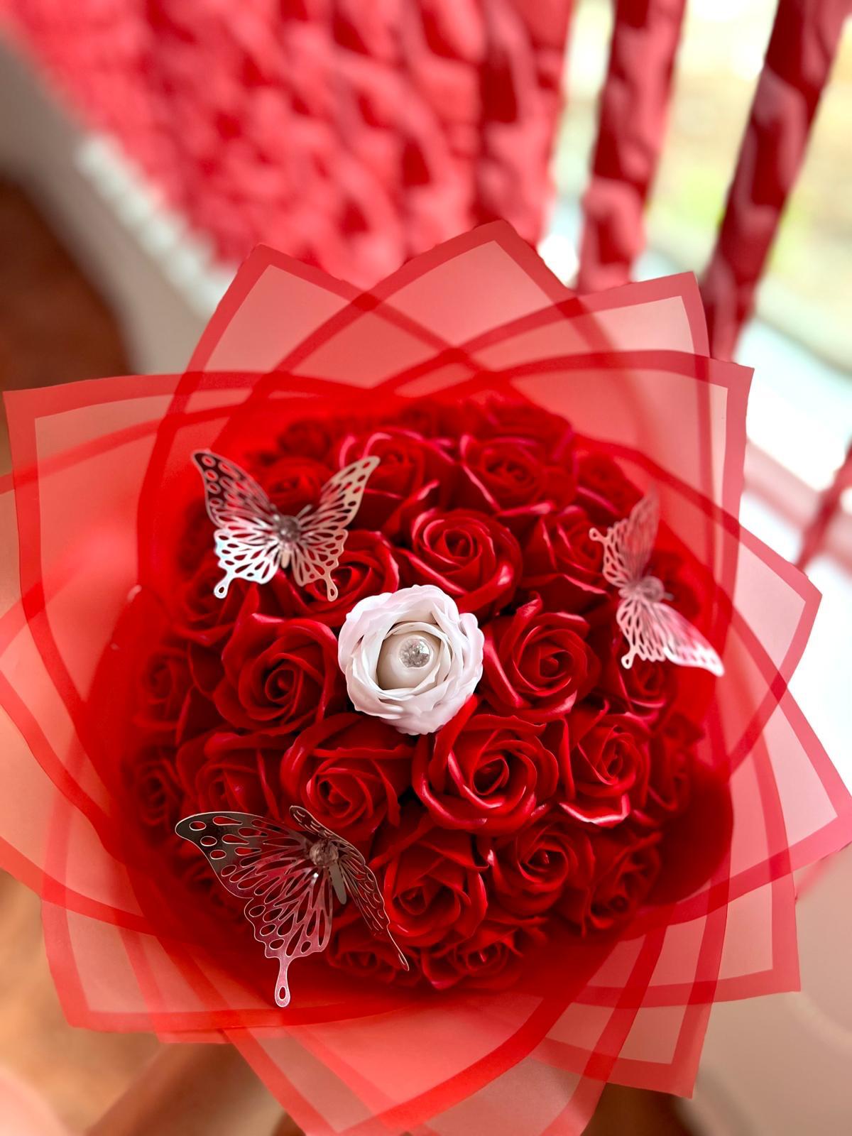 Buchet Crimson & Ivory